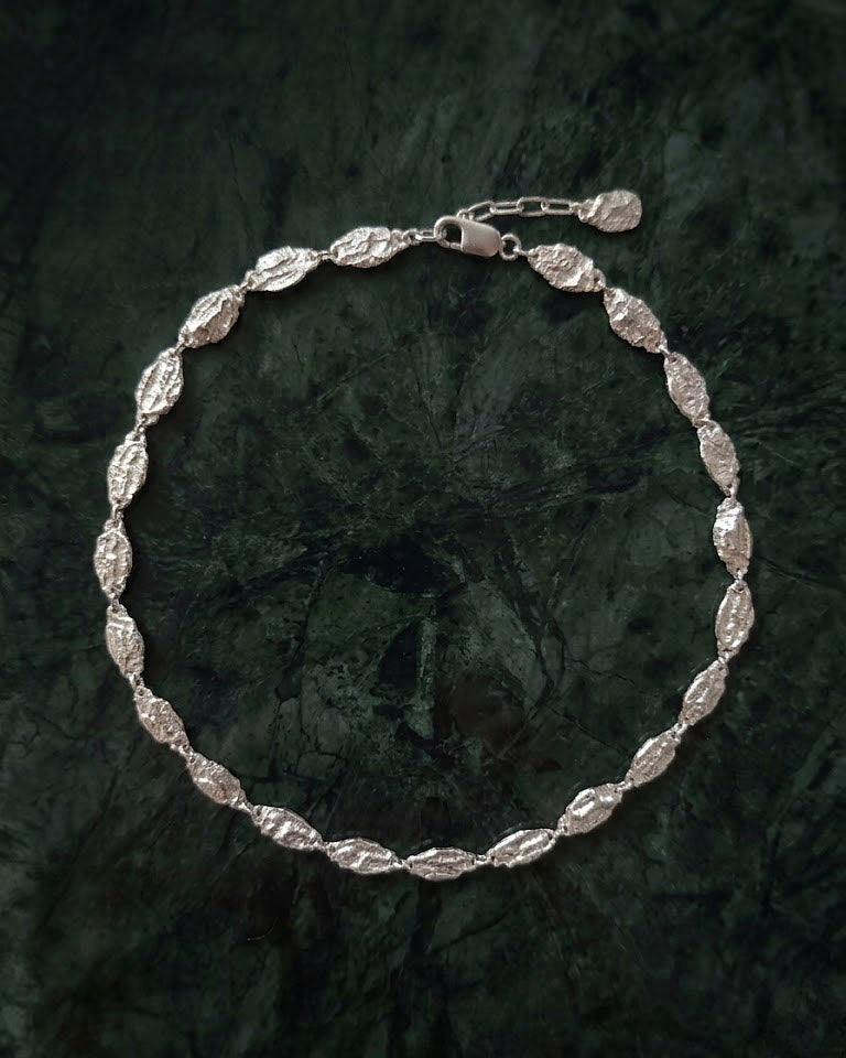 LA NIEBLA: Whisper Choker