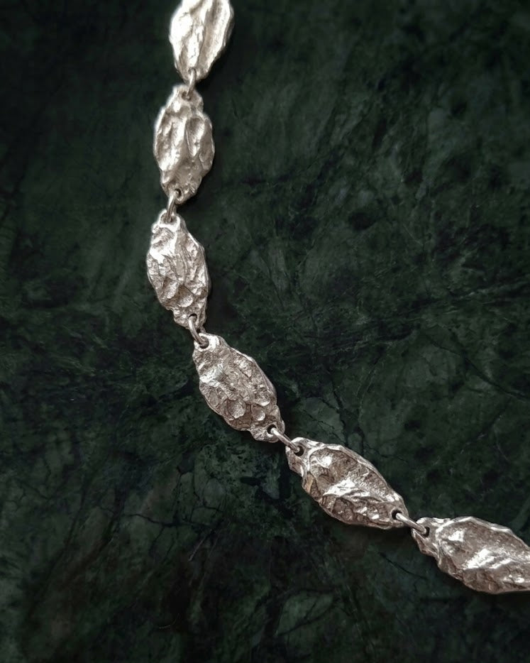 LA NIEBLA: Whisper Choker